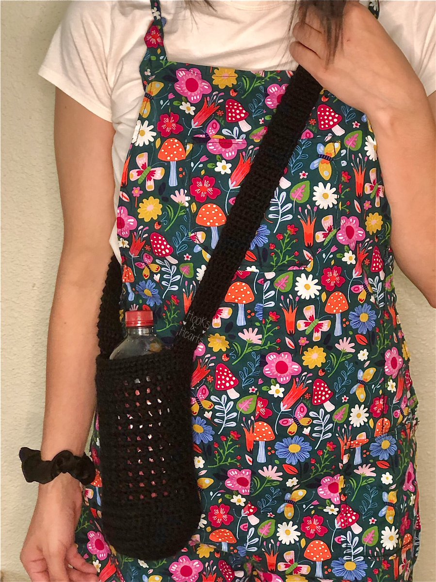 hooksnhearts's tweet photo. Water bottle holder can be made as a crossbody as well, just say so when ordering 🖤✨ https://t.co/Ri70I31M5U