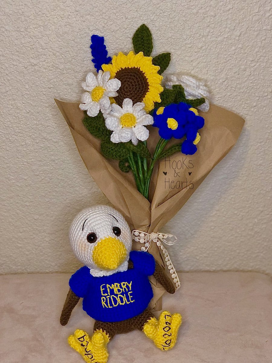 hooksnhearts's tweet photo. Custom college mascot with embroidery detailing &amp; matching bouquet 🧵🌻 https://t.co/ftbmtw3Xo4