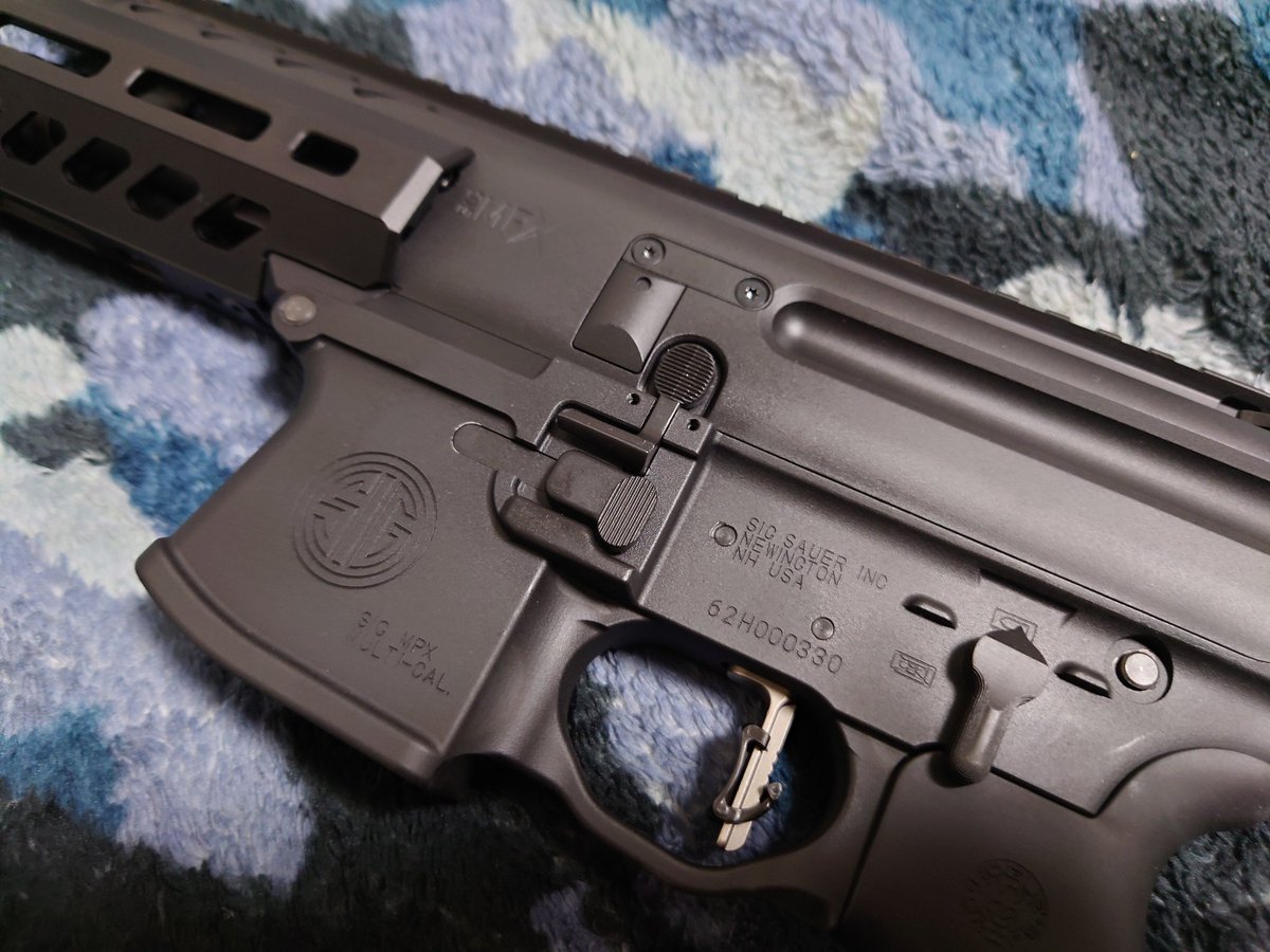 MESAIAMASADA's tweet image. 今回、APFG MPX-Kの刻印・セラコートをmomopapaさんに依頼し施工して頂きました

無刻印MPXをベースに刻印を全て彫って再現
ボルトもTTI仕様を意識してセラコート
トリガーもアジャスタブルトリガーに交換しフルオートもオミット

究極のMPXここに到着

＃MPX
#TTI