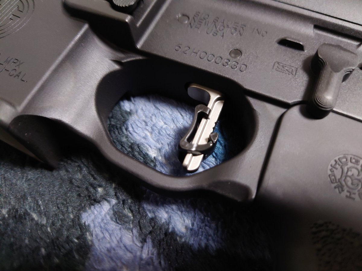 MESAIAMASADA's tweet image. 今回、APFG MPX-Kの刻印・セラコートをmomopapaさんに依頼し施工して頂きました

無刻印MPXをベースに刻印を全て彫って再現
ボルトもTTI仕様を意識してセラコート
トリガーもアジャスタブルトリガーに交換しフルオートもオミット

究極のMPXここに到着

＃MPX
#TTI