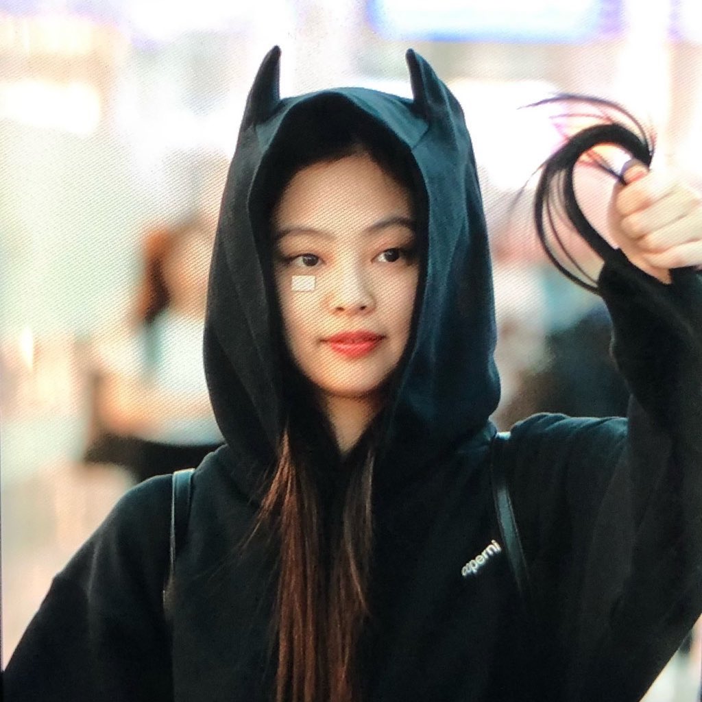 HourlyKuma's tweet photo. her outfit today reminds me of toothless 🤣

#JENNIE #제니 @BLACKPINK https://t.co/PPrhxnpSpZ