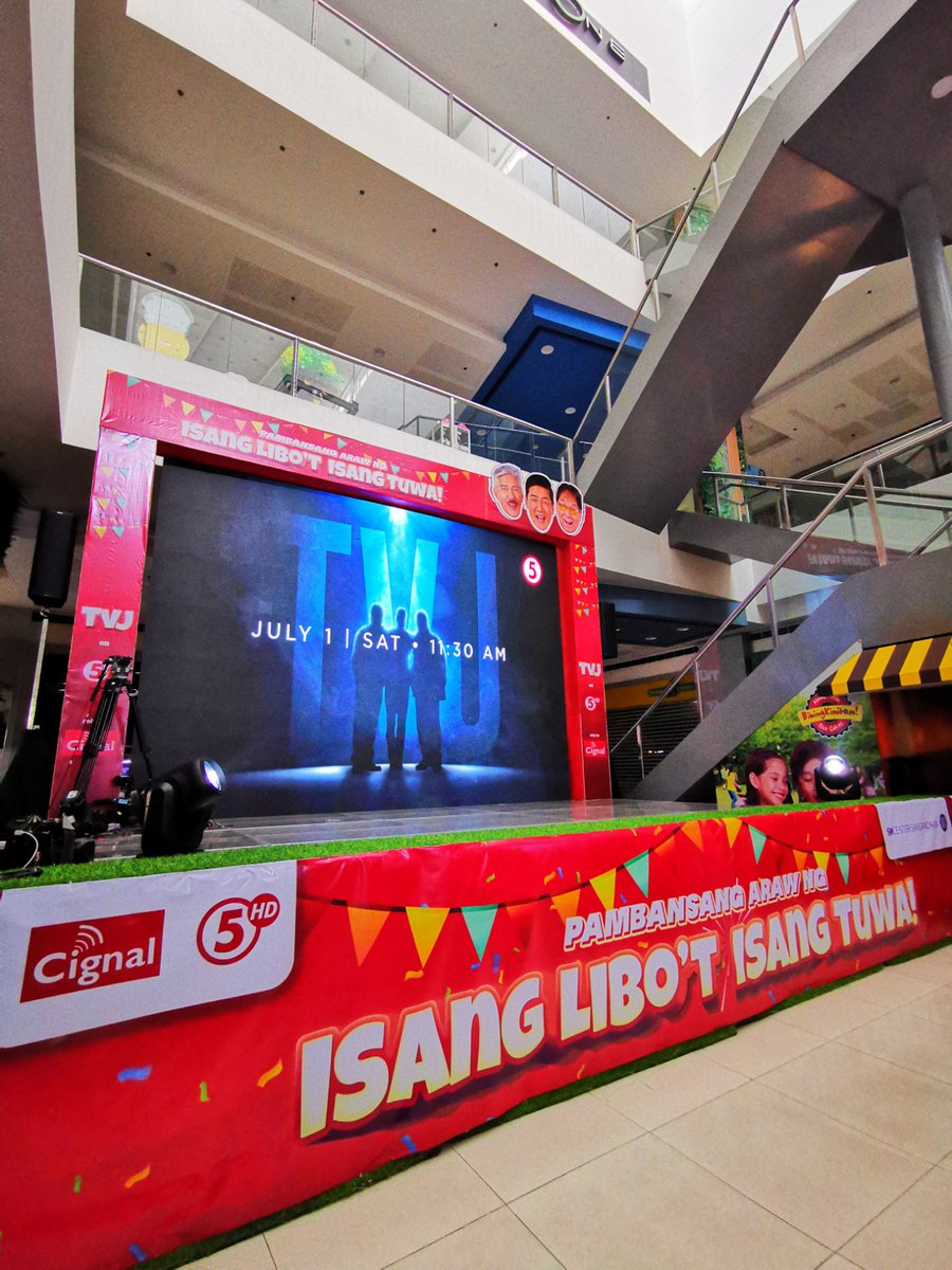 News5PH's tweet photo. Ready na ang viewing party ng bagong noontime show ng #TVJ sa SM Center Sangandaan sa Caloocan! 'Wag palampasin ang dalang ISANG LIBO'T ISANG TUWA NG #LegitDabarkads mamayang 11:30 a.m. sa TV5! #News5

📷: TV5 https://t.co/EAqiAX9DvK
