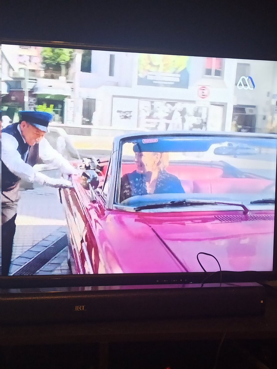 dementiraaa's tweet photo. Ese auto lo eligieron a propósito? Muy Ivanna Gabor 🤭 #ComoLaVidaMisma https://t.co/YrNhOZukjd