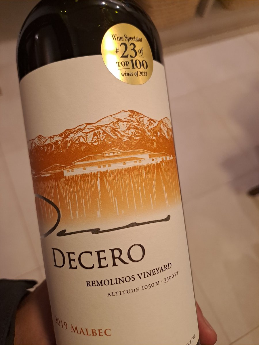 Según <a href="/WineSpectator/">Wine Spectator</a>, uno de los mejores 100 vinos del mundo del 2022 (nro 23 en realidad). Malbec de Agrelo, de <a href="/FincaDecero/">Finca Decero</a>. #winoargentino #malbec #lujandecuyo