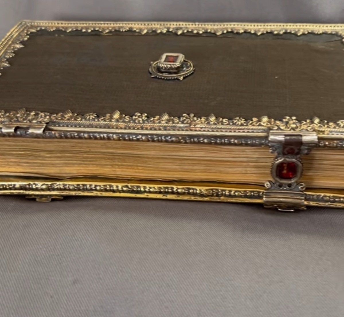 Thomas Cromwell's Prayer Book, its exactly like the Holbein painting, but missing one of the locks. To see these things😮❤ Historic. 
#ThomasCromwell #Tudors #History #Historical #Prayerbook #Jo_March62