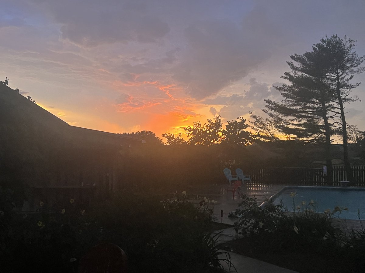 margotfos's tweet photo. Spectacular sunset beyond the storm.
#CrossPlains #ScenesfromHomefWorshamRoad https://t.co/qdLn7EYuK7