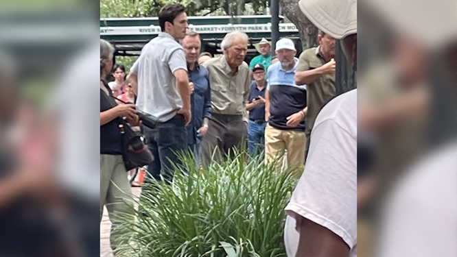 Legendary actor and director Clint Eastwood was hard at work Thursday in downtown Savannah shooting his latest movie, 'Juror #2'. The film stars Nicholas Hoult, Toni Collette, and Zoey Deutch and is set in a murder trial that follows a juror as he
https://t.co/kbwepmPMmY https://t.co/jMS3weGzz4
