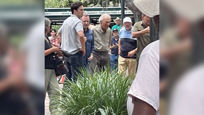 Legendary actor and director Clint Eastwood was hard at work Thursday in downtown Savannah shooting his latest movie, 'Juror #2'. The film stars Nicholas Hoult, Toni Collette, and Zoey Deutch and is set in a murder trial that follows a juror as he

https://t.co/kbwepmPMmY https://t.co/jMS3weGzz4