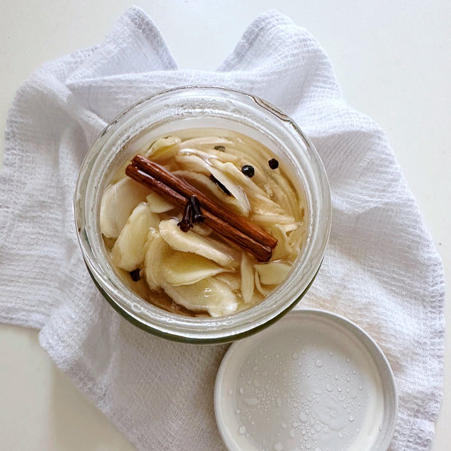 「梅仕事」で氷砂糖やスパイスが余ったら、新生姜を漬けちゃうのオススメです。綺麗に洗って皮つきのままスライスしたら、清潔な瓶に氷砂糖（新生姜の重さの70%くらいの量）と交互に入れるだけ。それだけでもいいし、シナモンやクローブ、粒胡椒を入れても。キリッとした辛さが美味しい！