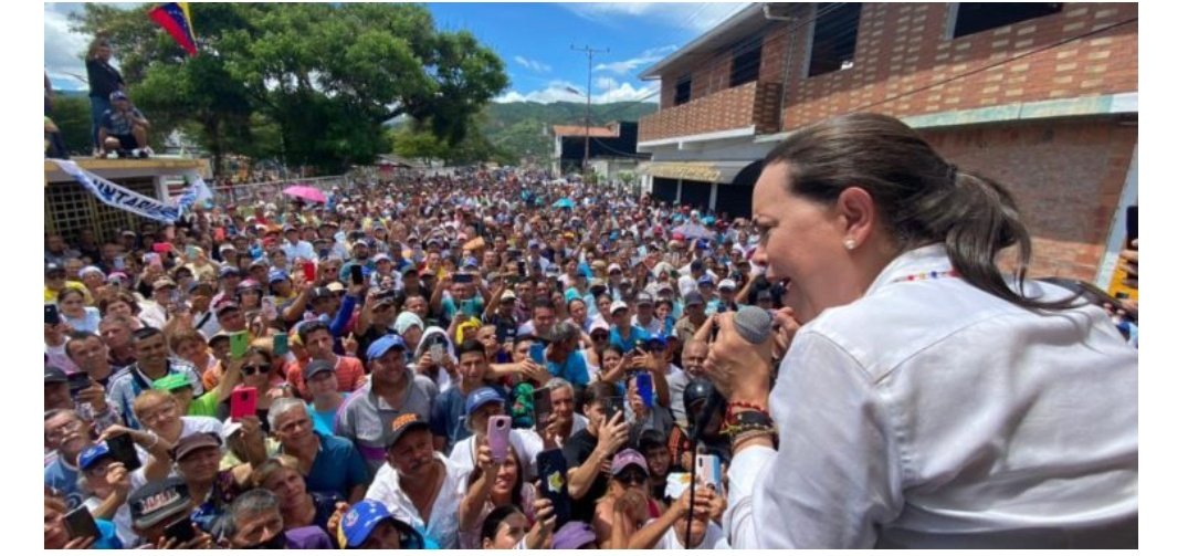 Después de haber sido inhabilitada para participar en política por 15 años, María Corina Machado, la candidata con mayor opción para ganar las primarias de la oposición en #Venezuela ha pedido a la población que esta acción del régimen de Maduro les motive a participar en la