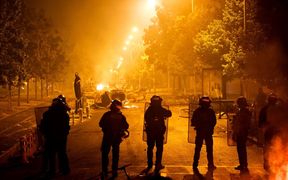 On se moque de qui ?
On dit la #Police française tue, 3ème soir de vandalisme et aucun de ces chers « opprimés » n’ont reçu blessures ou ne sont morts. Dans quel autre pays il n’y a pas morts après avoir vu toutes ses villes pillées ? Sérieusement.
#GuerreCivile #riotsinfrance