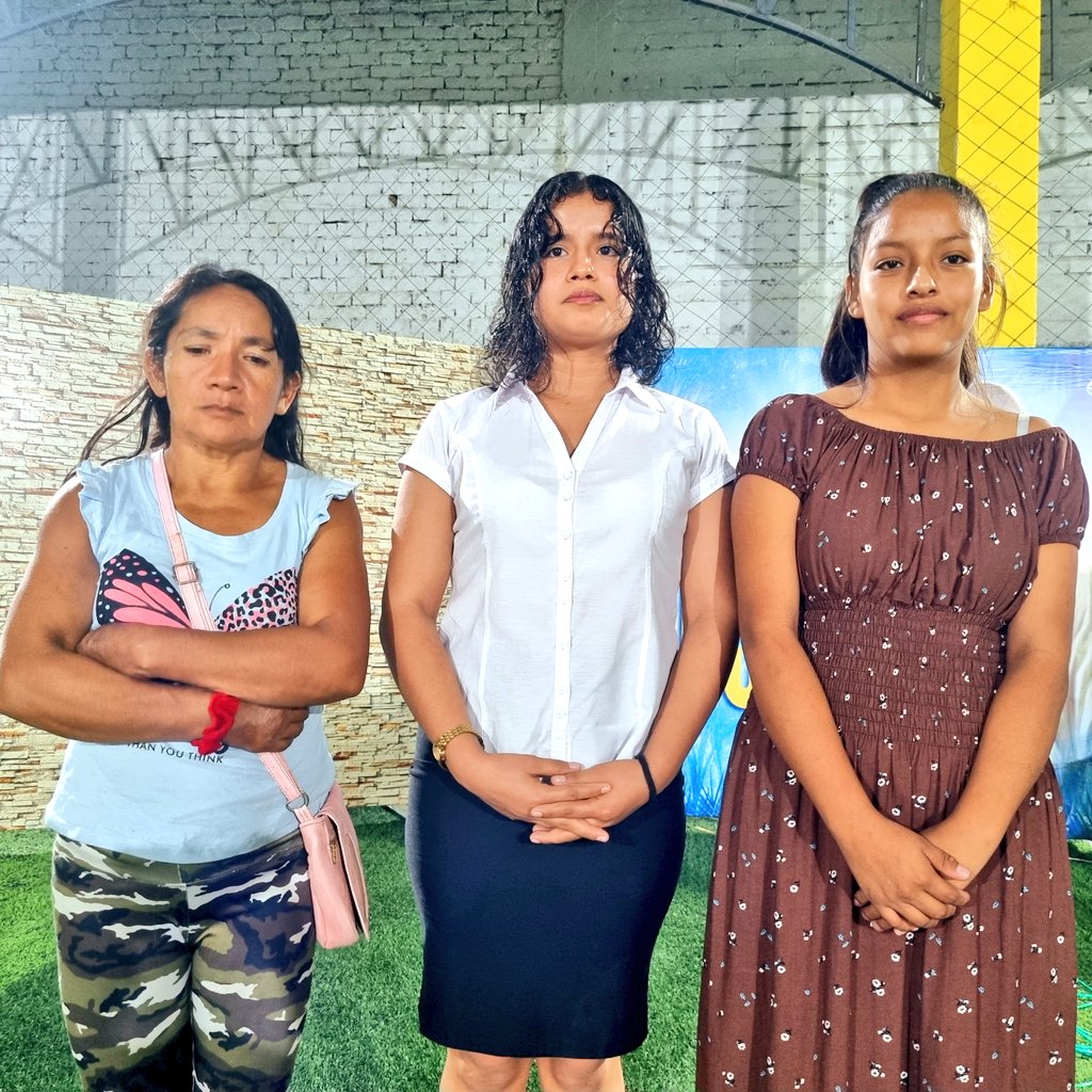 JoseUrciaCarlos's tweet photo. "He aquí, yo estoy a la puerta y llamo; si alguno oye mi voz y abre la puerta, entraré a él y cenaré con él, y él conmigo."

Sabina, Maricielo y Lesly decidieron aceptar a Jesús como su único Salvador. #EGozoEnJesús #YoVoy #DMItcubambaC https://t.co/ffBXanESvb