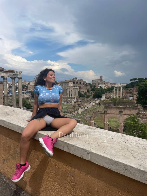 Ac&aacute; cuando estuve el foro Romano, hay una sin tanga? Abran sus apuestas. https://t.co/WVWRMgANjc<a href="/tag/mvsales"class="tags"><span>#mvsales</span></a>