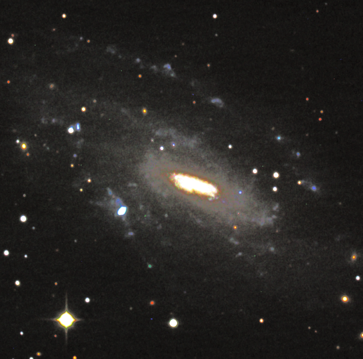 DrJorgeMelendez's tweet photo. Essa é a galáxia espiral barrada IC 5201, localizada a ~35 milhões de anos-luz. A galáxia apresenta uma barra brilhante e nos braços é possível observar regiões de formação estelar.

A imagem foi obtida pela Giulia e o Matheus, da turma de Astrofísica Observacional 2023 IAG-USP. https://t.co/T5SN7uA7oZ