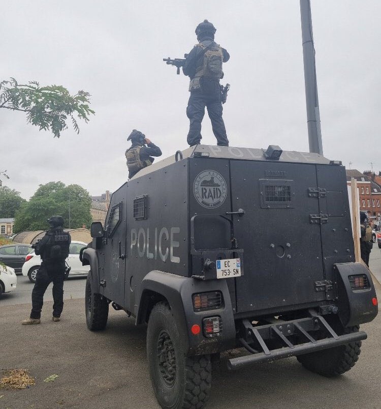 rtpminfo's tweet photo. #France #emeutes #redactionlille La section spéciale #RAID de la #PoliceNationale désormais déployée à #Lille dans les #Hautsdefrance 

#Nahel #Nanterre https://t.co/5X59uGmfbk