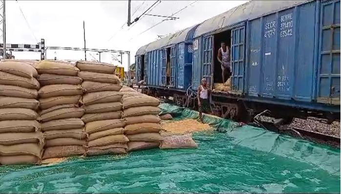 रायबरेली

➡️भारतीय खाद्य निगम के अफसरों की लापरवाही

➡️ट्रेन से गेहूं उतारकर आसमान के नीचे डम्प कराया

➡️बारिश के पानी में सैकड़ों गेहूं की बोरियां भीगीं

➡️ठेकेदारों की मनमानी से गेहूं की बोरियां हो रहीं गीली

➡️प्रभारी मंत्री प्रतिभा शुक्ला ने दिए जांच के आदेश

➡️रायबरेली रेलवे