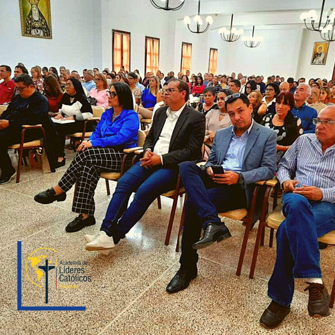 liderescatolico's tweet photo. ¡🎉 Nuestro director estuvo en la clausura de nuestra escuela de líderes en Valencia! 👏 Felicitamos a todos los alumnos y al equipo directivo por su dedicación durante todo este tiempo. #SeBuscanLideres #LideresCatolicos #GG2031 💪👨‍🎓👩‍🎓 https://t.co/5EQuuKAN7k
