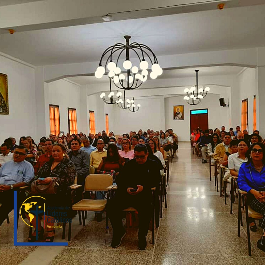 liderescatolico's tweet photo. ¡🎉 Nuestro director estuvo en la clausura de nuestra escuela de líderes en Valencia! 👏 Felicitamos a todos los alumnos y al equipo directivo por su dedicación durante todo este tiempo. #SeBuscanLideres #LideresCatolicos #GG2031 💪👨‍🎓👩‍🎓 https://t.co/5EQuuKAN7k