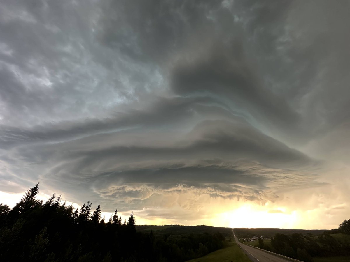 …🤯 Lacombe County, AB 08:49 PM <a href="/ECCCWeatherAB/">ECCC Weather Alberta</a> #ABstorm #ABwx live.highwaysandhailstones.com/?user_id=1367&…