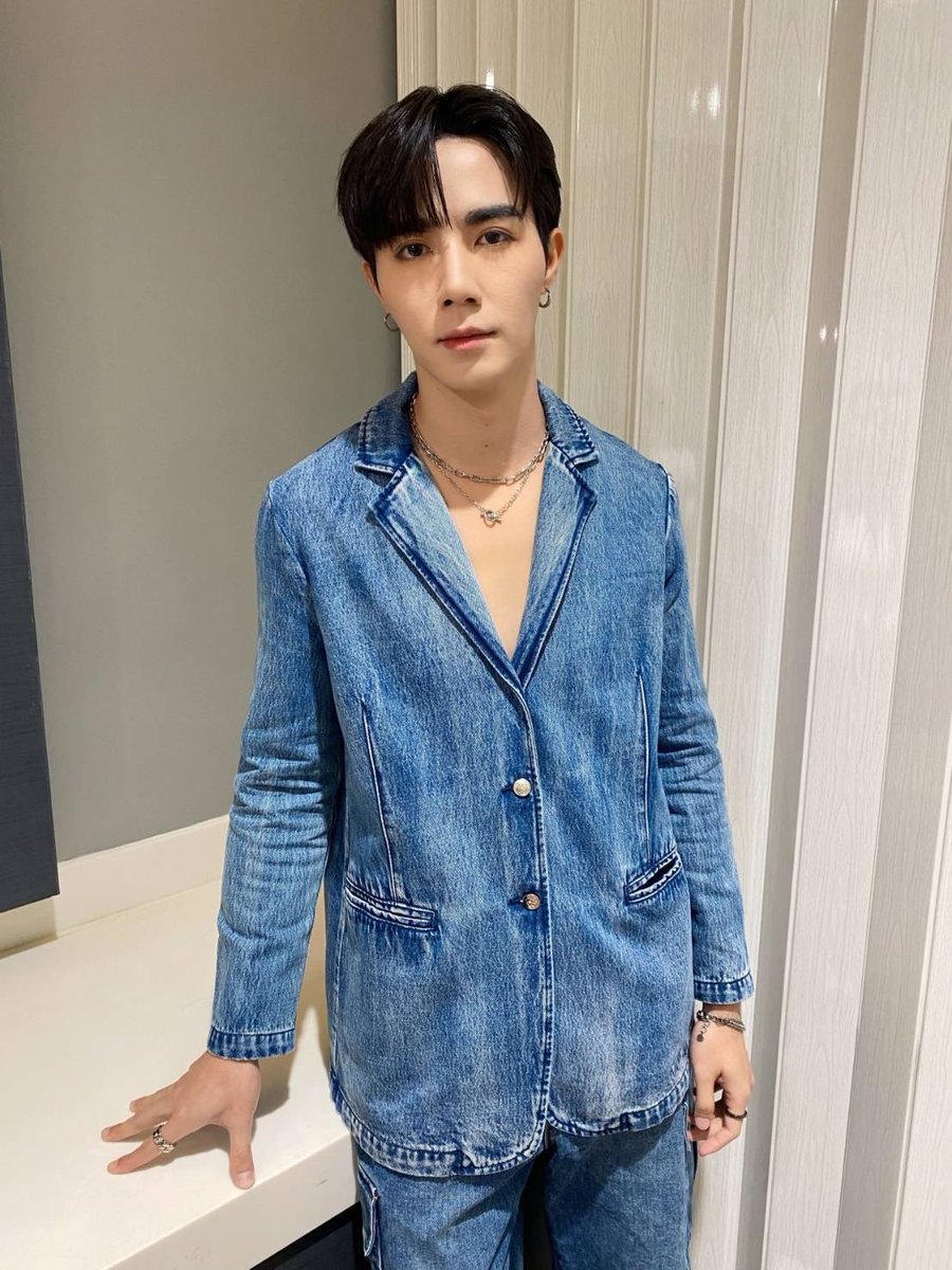 ZeePruk_OFC's tweet photo. สูทหล่อพร้อมแล้ววงว

#CentralWaraxZee

🌊 @zee_pruk ☀️
#ZeePruk #Zunshine https://t.co/4D2Rs3xYhF