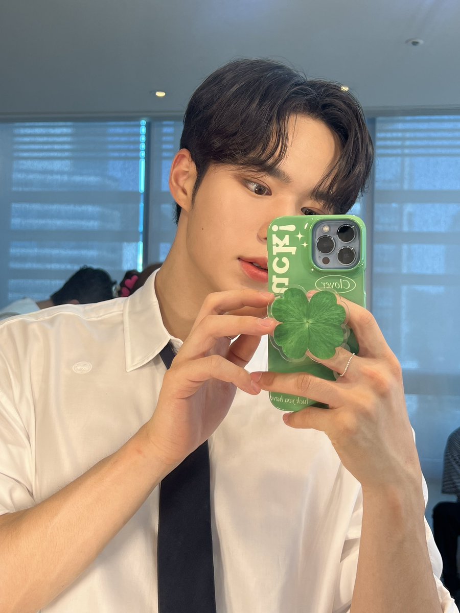 WEi__Member's tweet photo. [#준서] 오랜만에 음악중심🤍🫧 https://t.co/HACzlg2WpH