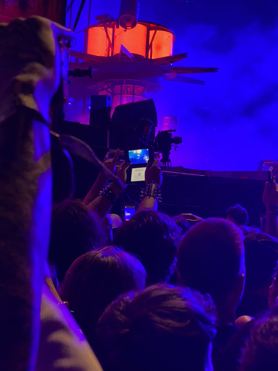 Fiend_0's tweet photo. Anoche había alguien grabando el concierto de Slipknot con una Nintendo jajajaja https://t.co/LKCvMF5UPo