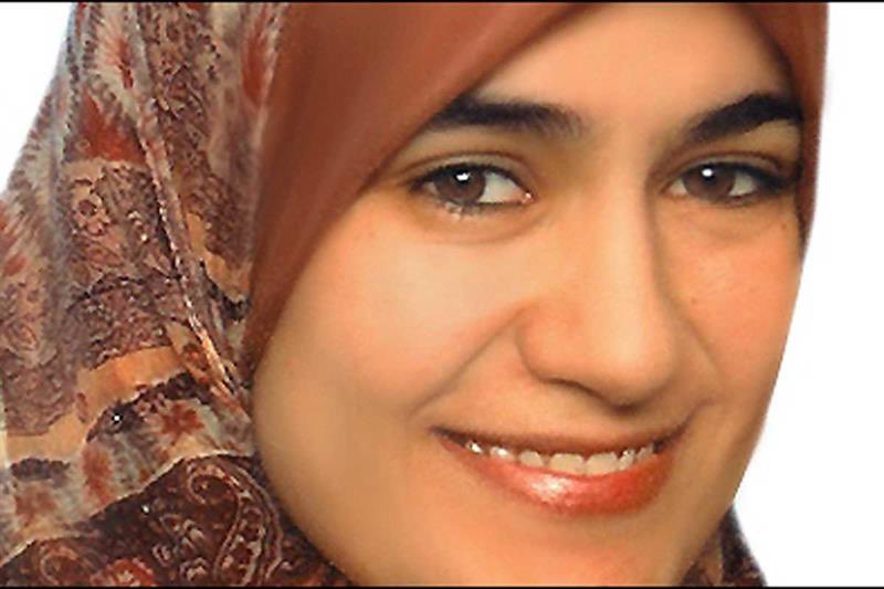 Heute vor 14 Jahren wurde die damals im 3. Monat schwangere #MarwaElSherbini aus antimuslimisch rassistischen Motiven im Landsgericht Dresden - vor den Augen ihres 3-jährigen Sohnes - mit 18 Messerstichen getötet. 
Rest In Peace. 🌹🌹🌹