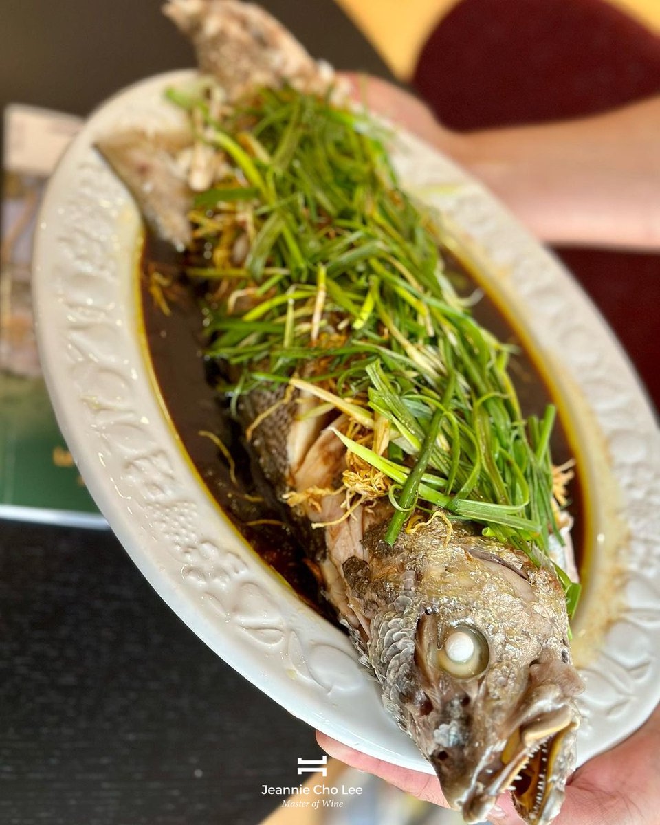 JeannieChoLee's tweet photo. Happiness is good friends, soul-lifting home-cooked food (Korean or Chinese) and delicious mature wines — in that order!

#homecooked #steamedfish #cantonesefood #bourgogne #meursault #ruchotteschambertin #grandcru #burgundy #wine #winetime #winetasting #winelover https://t.co/7ByNY0gxpq