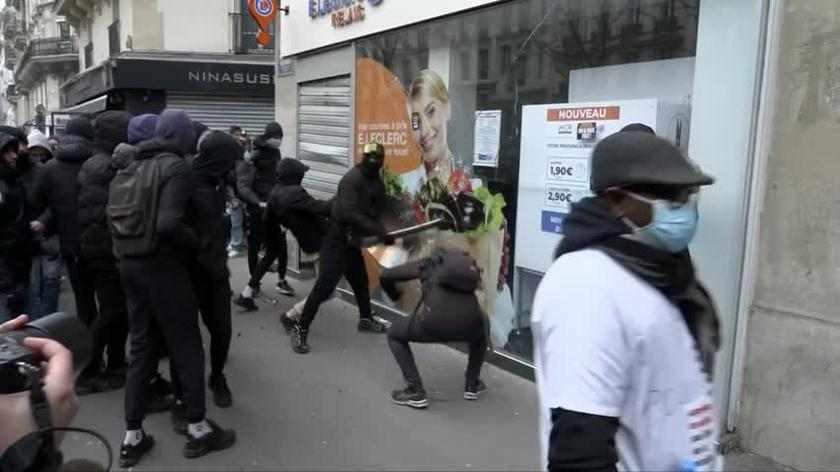 z0rr064's tweet photo. Afro-francuzi przy współudziale lewackiej hołoty, idąc za  przykładem swoich kumpli i towarzyszy  Afroamerykanów, postanowili odświeżyć swoją garderobę i zaopatrzyć się w nowy sprzęt RTV, AGD, przy okazji wymienić swoje stare tel. komórkowe i zaopatrzyć się w markowe kosmetyki. https://t.co/AlqcV6PxoT