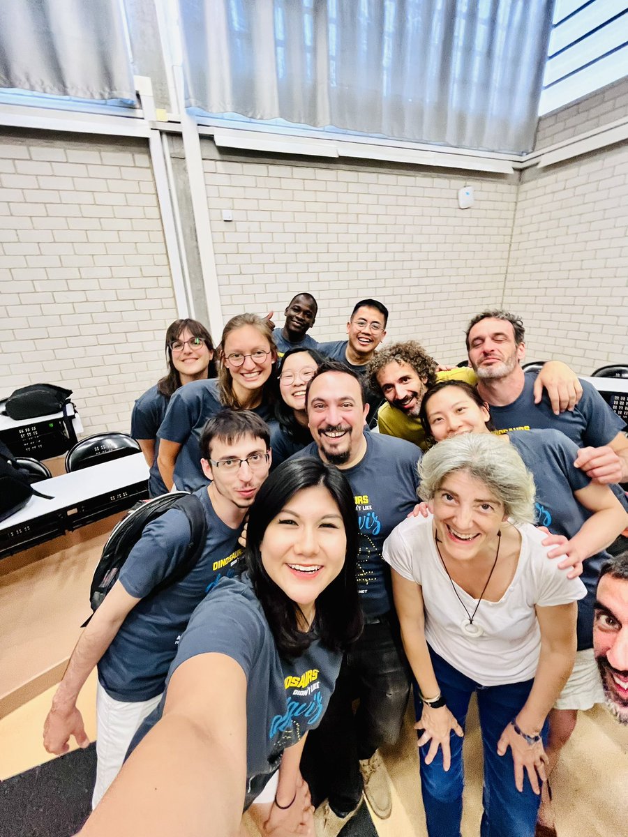 Gen Z selfie with our students, about to present their capstone projects (TFMs). #MVTEC

(Datasaurus for our t-shirts courtesy of <a href="/AlbertoCairo/">Luis Alberto Quiroga Cairo</a>)