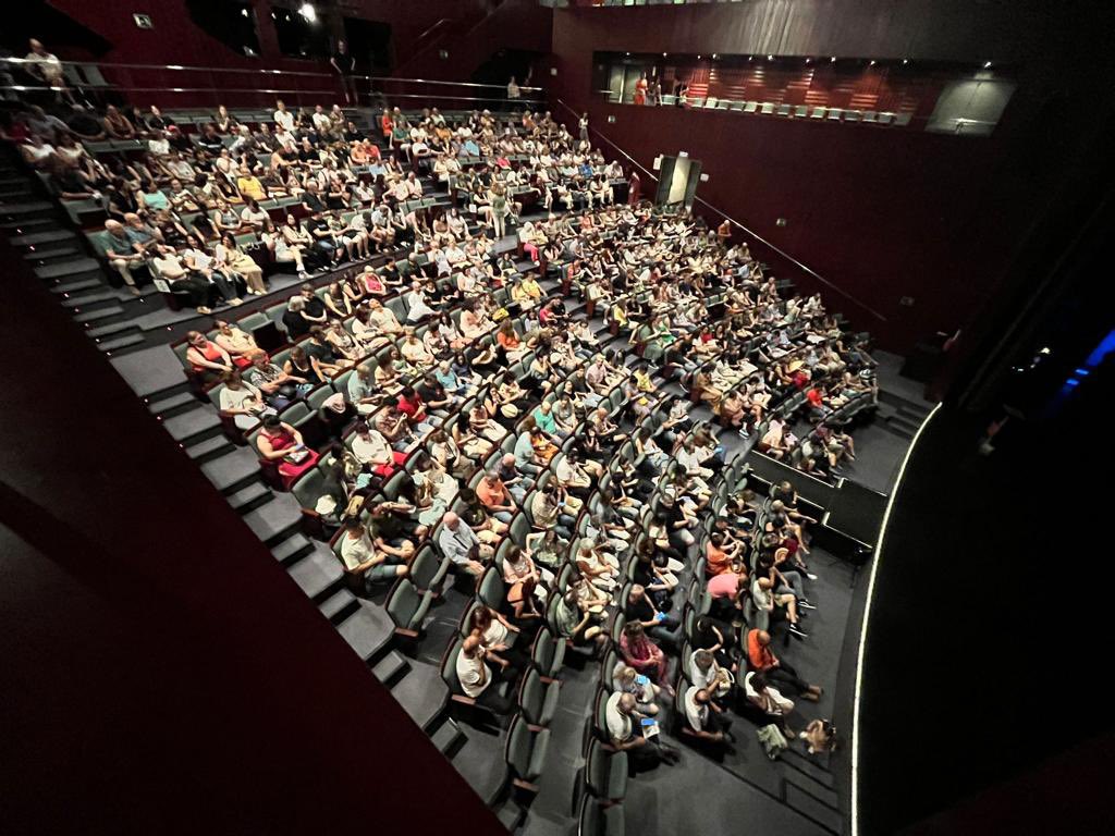 🎭Prop d’un miler de persones gaudeixen al Gran Teatre de Xàtiva de l’obra “Riures fora de l’armari”, emmarcada en la programació de l’Orgull LGTBIQ+ 2023 de Xàtiva

♥️Moltes gràcies <a href="/Riuresvalencia/">Riures en Valencià</a> per aquest comboi tan reivindicatiu!

✊Som drets i llibertats!

🏳️‍🌈Som Orgull!