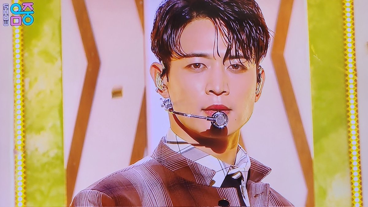 아빠가 쟤는 여전히 저렇게 생겼냐고...ㅋㅋㅋㅋ 응 아빠.. 아빠 딸만 늙나봐 #MINHO