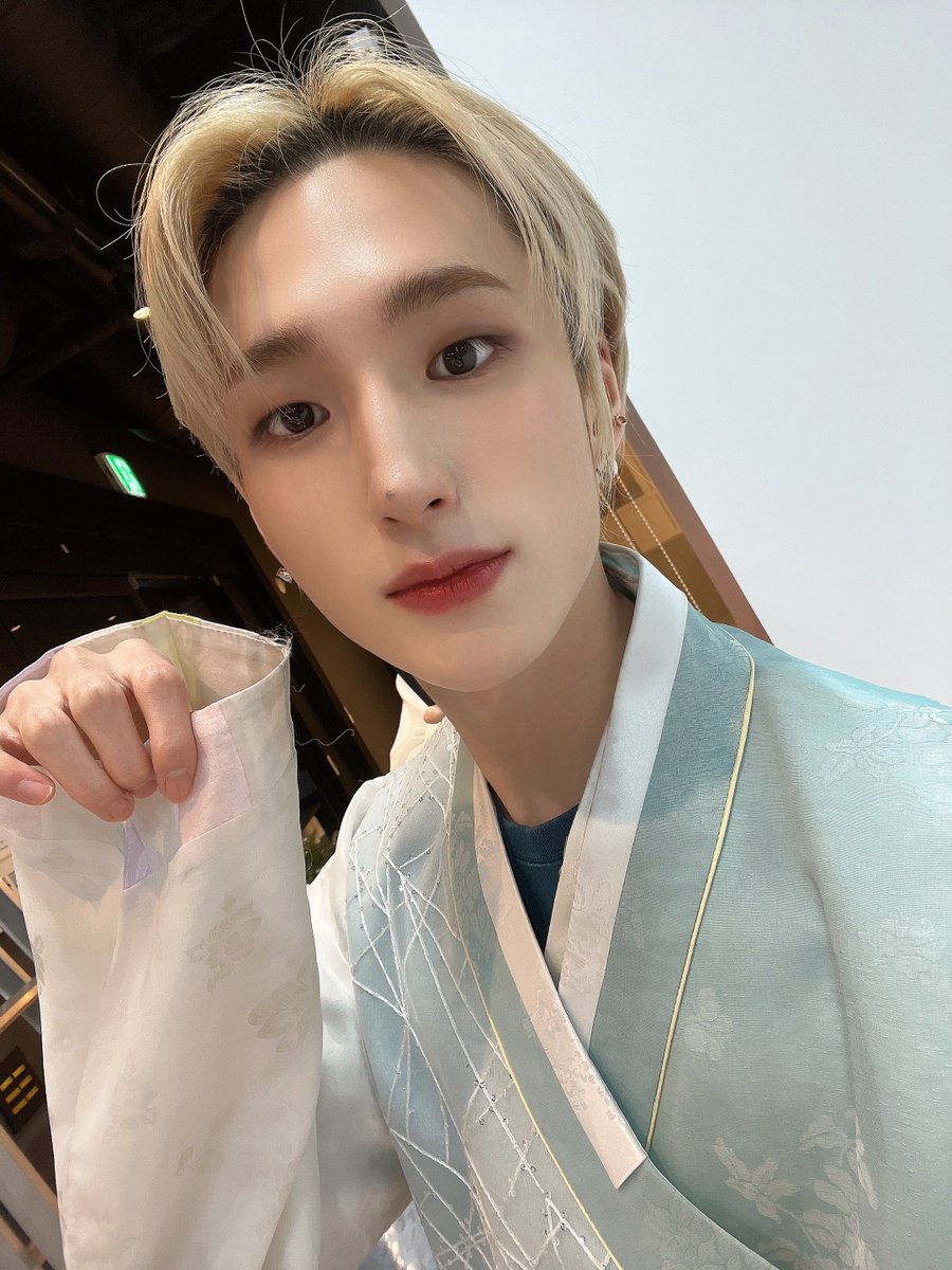 XODIAC_MEMBERS's tweet photo. [#범수] 

떡국즈..? 그래서 한복 사진 들고 왔습니다 :) 더위 조심해요 이쁜 쏘블리들💜

#XODIAC #소디엑 #BEOMSOO #범수 https://t.co/HHagsy25Qi