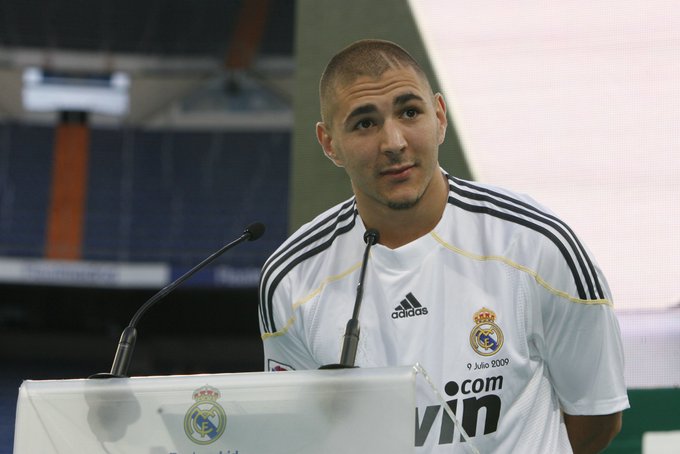 FlashcodeYT's tweet image. Il y a 14 ans jour pour jour, le Real Madrid officialisait l’arrivée de Karim Benzema pour 35 M€. 🤍
🏆 5x Ligue des Champions 
 🏆4x Liga 
🏆 3x Supercoupe d'Espagne
🏆 4x Supercoupe d'Europe 
🏆 1x Ballon d'Or 🌕