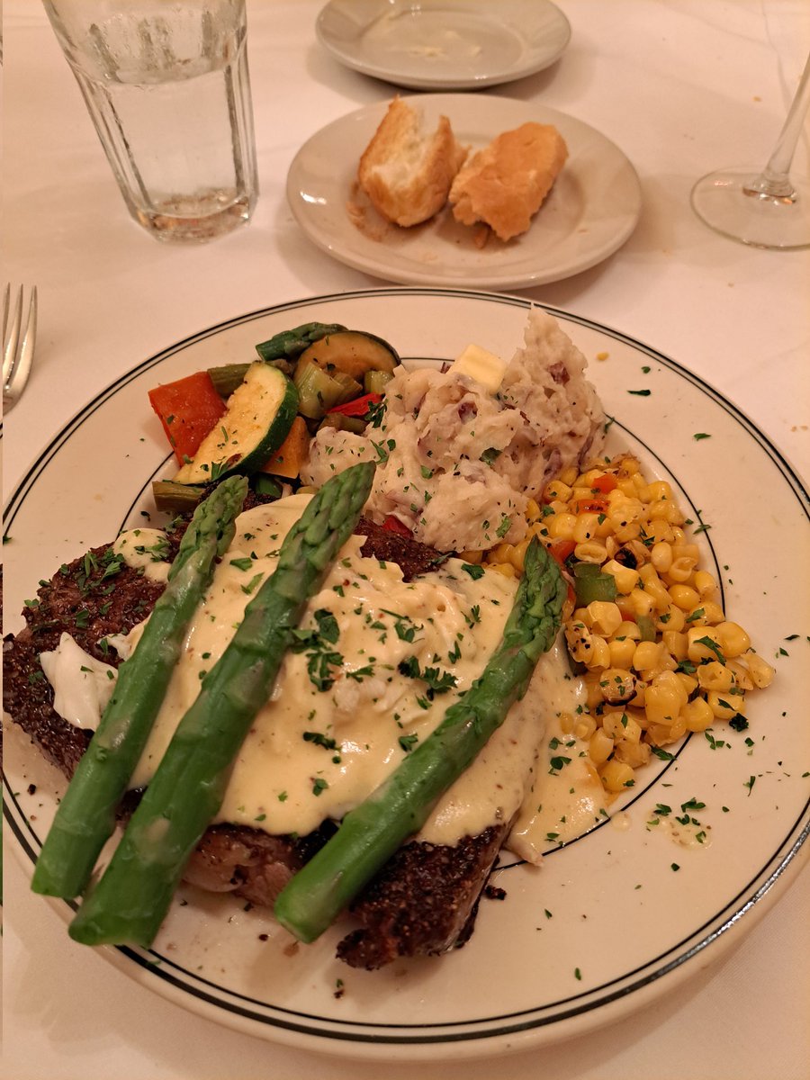 chris_hanks's tweet photo. Great dinner in Texas tonight! https://t.co/H6NImaqEvT
