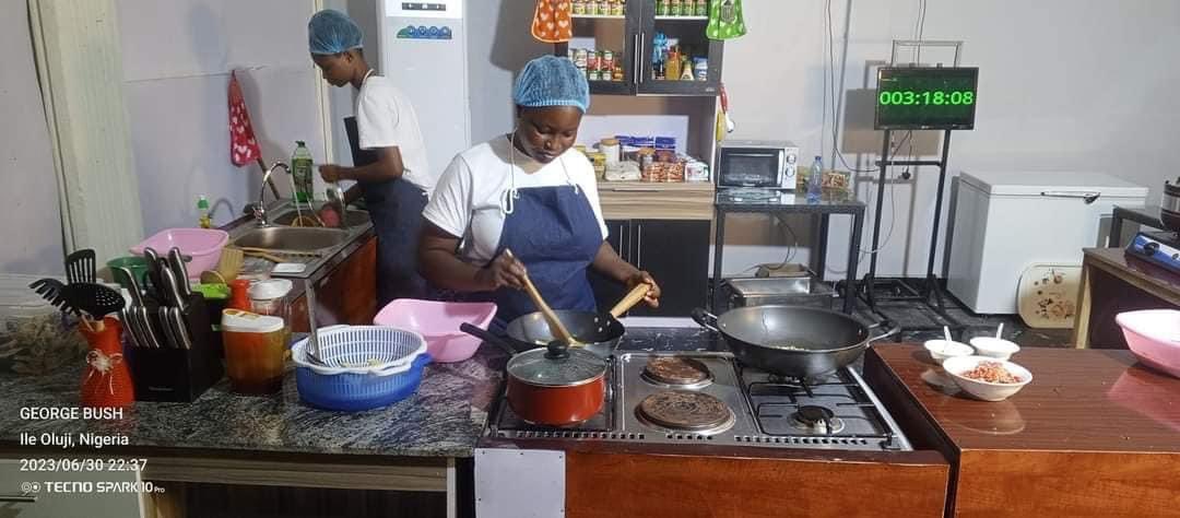 WhistleTownMag's tweet photo. Chef Deo from Ondo state has embarked on a 150 hours cook-a-thon.
Do you think she is serious or just seeking attention?
What do you think?
#chefdeo #cookathon Groovy Purple Hibiscus Ndidi #SCOTUSIsCompromised Food Hilda Moriah Mills #TheMensClub Bryann Reece James Ekpoma https://t.co/uly4xS0ZN0