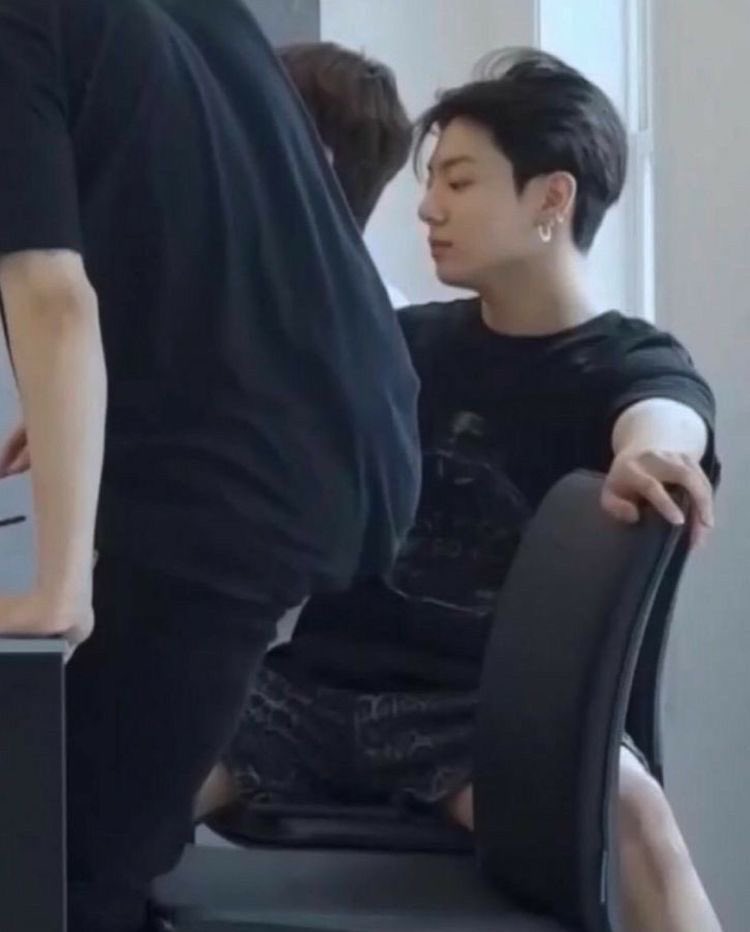 Light_Gleamof's tweet photo. 대학생 된 10억이,,, 오티 때 정장 쫙 빼입은 장정들의 에스코트 받으면서 와서 어마어마한 재벌집 딸래미로 찍혓는대,,, 사실 딴놈들이 슴살 연하 여친 채갈까봐 불안햇던 조폭 아저씨가 감시 붙인 거엿고,,,

“과팅인지 뭔지, 씹... 그거 꼭 해야겠냐.”
“전에는 해도 된다매요💢”
“과거는 과거고...” https://t.co/rrJrFHuchV