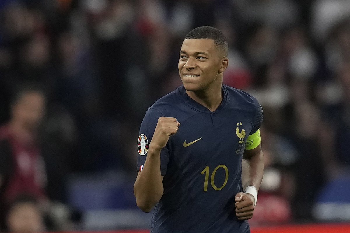 🚨 Arsenal are targeting a stunning move for France forward Kylian Mbappé! 🇫🇷 (Source: Football Insider)