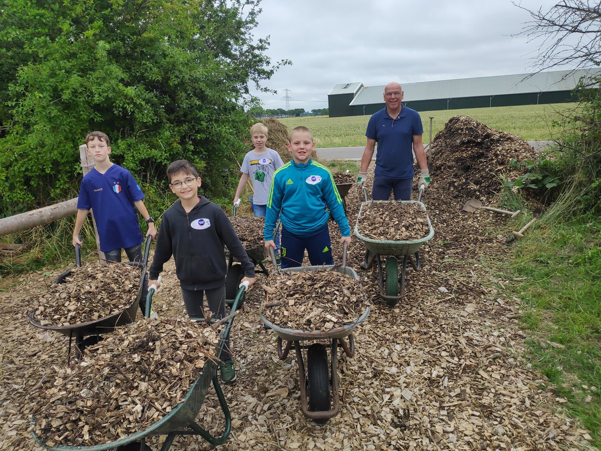 Roefeldag 2023 aan de Laarstraat in <a href="/GemeenteDuiven/">Gemeente Duiven</a>. Kinderen laten kennismaken met werken in het groen.
Snippers kruien, hooi harken en hooiruiters vullen. Genieten van het buiten zijn.<a href="/SLGelderland/">Stichting Landschapsbeheer Gelderland</a>
<a href="/regiodeliemers/">De Liemers (DLHG)</a> <a href="/KnotploegDuiven/">Knotploeg Duiven</a>