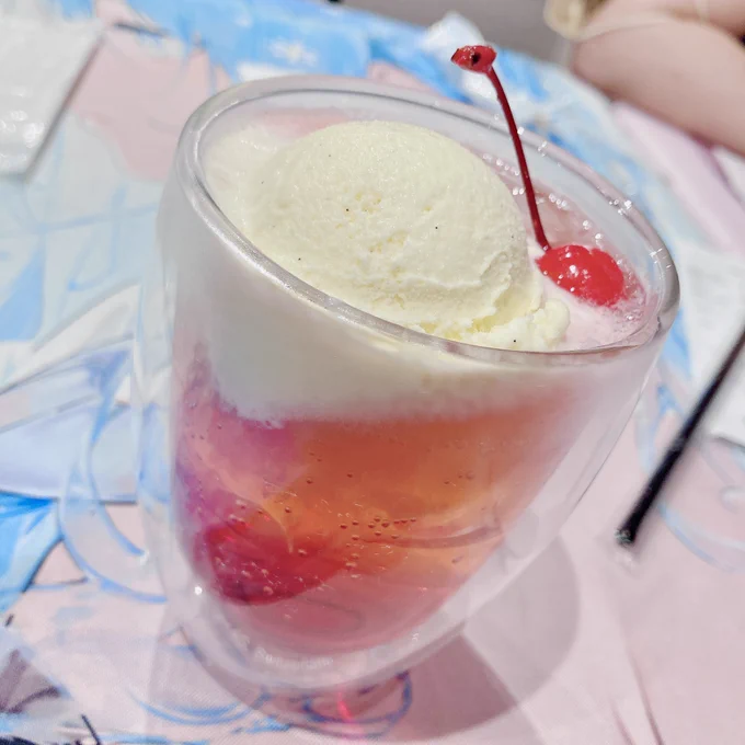匿ラのオタクの友達たちに祝いを送ったり散歩をしたりしています。 