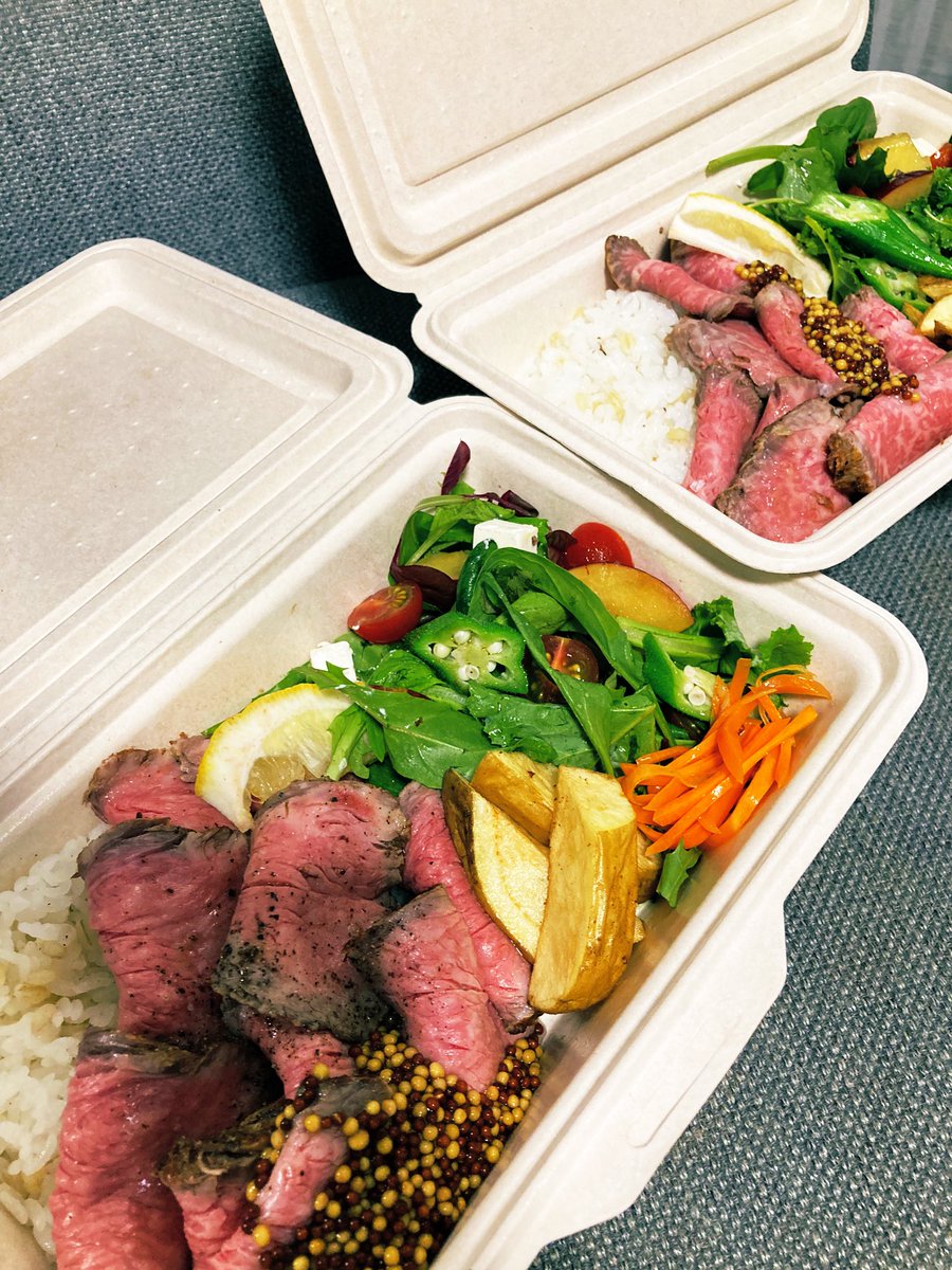 mk3tk333's tweet photo. どのお店も満席で、佐賀駅の中にあるCENTRALBEEFのローストビーフ丼をtakeout。濃すぎず好みの味で美味しかった〜👍
お腹の充電完了😊LIVE楽しむぞ💕
#NiziU_COCONUT
#CENTRALBEEF
#佐賀美味しいものいっぱい https://t.co/tdN0pcpjTb
