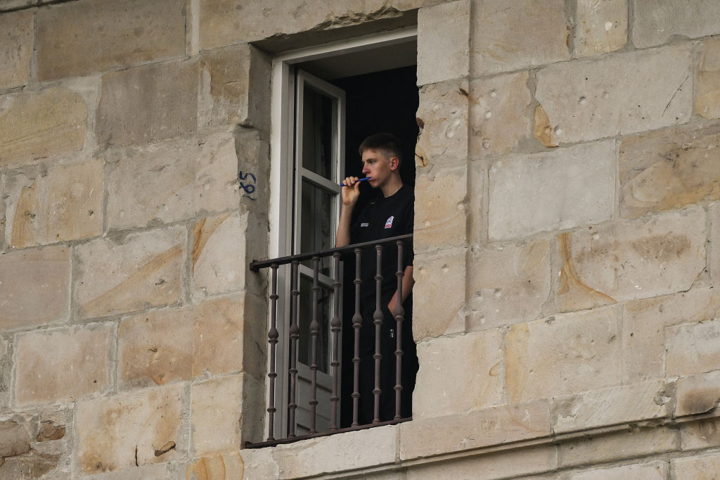 Todos nerviosos por el inicio del Tour de Francia. 

Don Tadej Pogacar cual anciano retirao en el pueblo:
