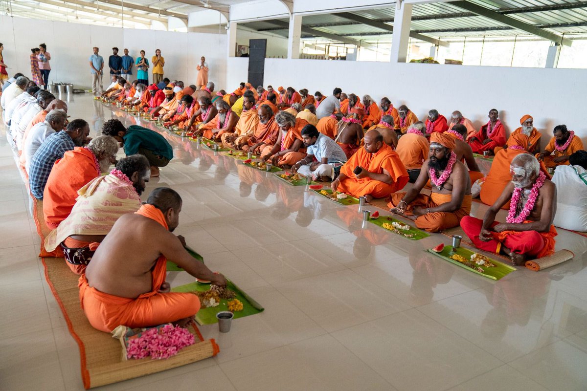 ishafoundation's tweet photo. On 23 June, Isha Yoga Center welcomed the presence of renowned Adheenams and over 100 Sanyasis for the launch of Noyyal Peruvizha 2023, a year-long project organized by the Akila Bharatiya Sanyasi Sangam and Perur Mutt to restore the Noyyal River to its former glory. Guests received a traditional welcome before they flagged off the Noyyal Ratham, which will travel across the Kongu region to spread awareness about the river revitalization efforts, in Adiyogi's presence.