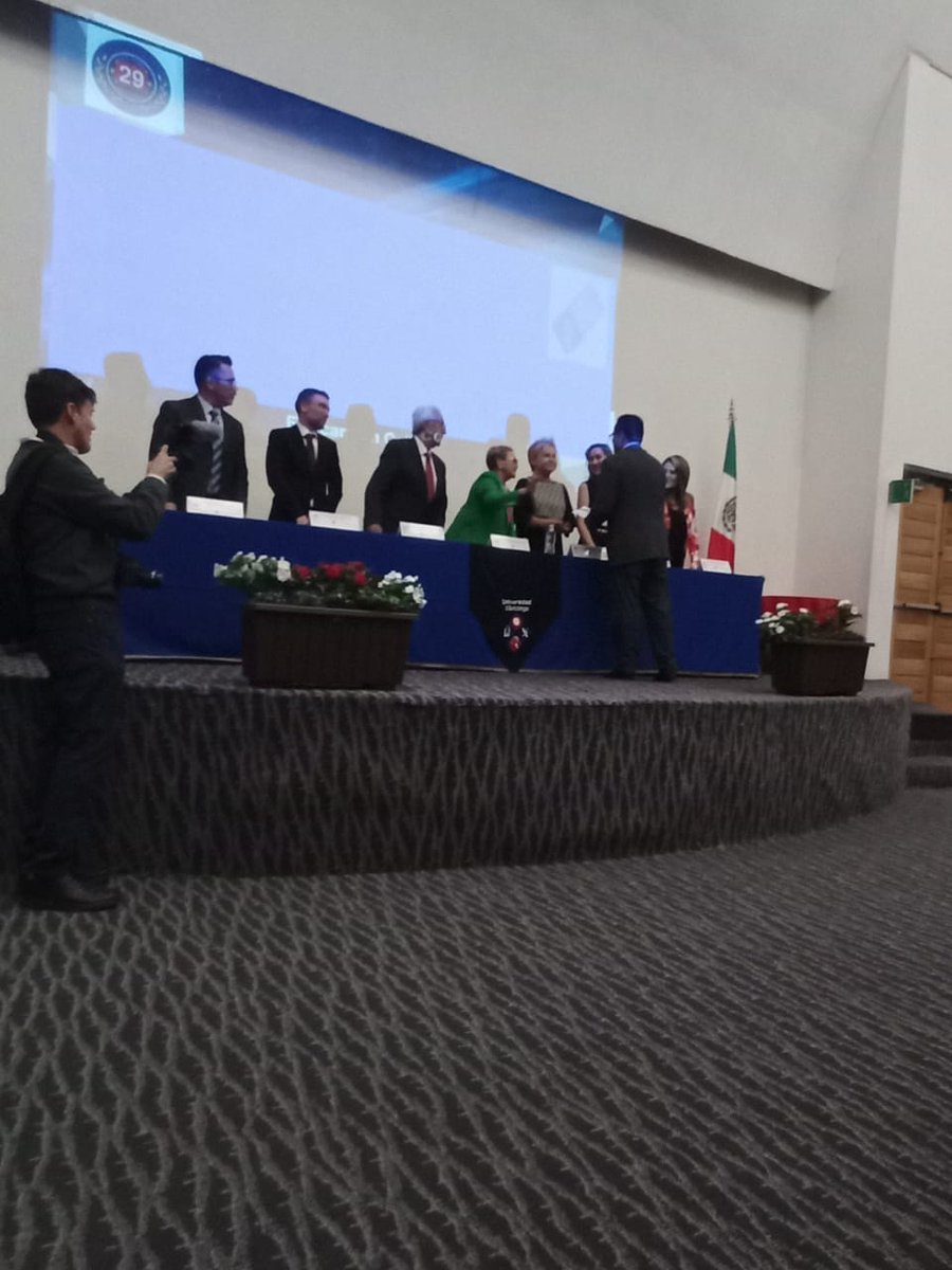 carlosdcj's tweet photo. Agradezco a la comunidad del Colegio Universitario de Puebla-Universidad Xilotzingo #UNICUP, el inmerecido y sorpresivo #Reconocimiento como uno de los profesores mejor evaluados, recibido de manos de la Secretaria de Educación, María Isabel Merlo Talavera. https://t.co/t9iO9337sf