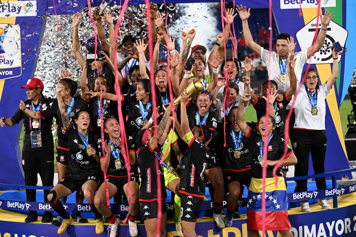 LibertadoresFEM's tweet photo. 👏👏 ¡@LeonasSantaFe se consagraron campeonas de la @Dimayor! 

🥳 Las subcampeonas de la CONMEBOL #LibertadoresFem 2021 están de festejo. ¡Felicidades!

#LaGloriaEsDeEllas https://t.co/qq8yfPvL9h