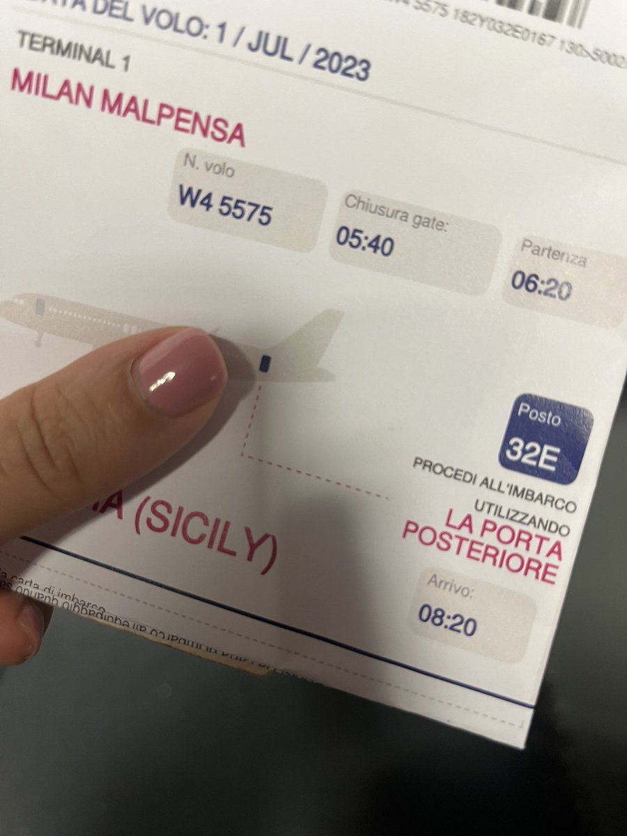 fkosty's tweet photo. Quel bel momento in cui non capisci a che ora è prevista la partenza del volo e attraversi Malpensa correndo. 
Grazie @wizzair per l’attività fisica non rischiesta e per non sapere a che ora dovrebbe partire l’aereo. https://t.co/tS08QwWhuc