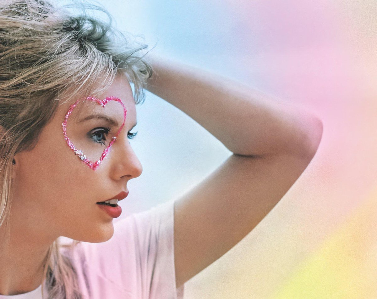 📸 | Millie Bobby Brown is a certified #Lover stan confirmed 🩷
