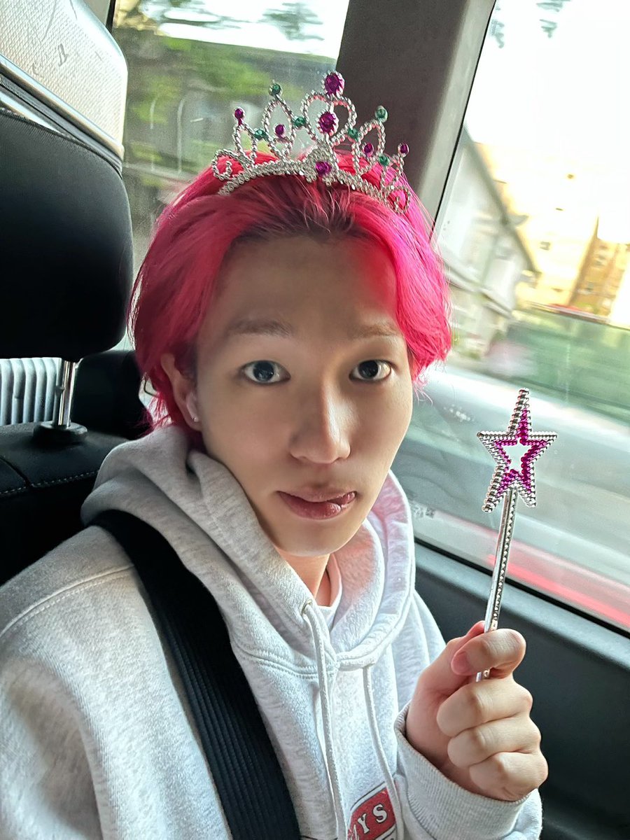 P1H_members's tweet photo. 테오 공주님~ 생일 축하드려요🩵 바쁜 와중에 생일 마주하게 되었는데 바쁘더라도 오늘은 충분히 재밌고 주인공 같은 하루였으면 좋겠어~ 사진 골라보는데 tiara 쓴 사진 거의 10개 넘더라구~ 역시 우리 공주👸 생축!!😘
#HappyTHEODay

#P1Harmony #KEEHO https://t.co/UH02ARKGHd