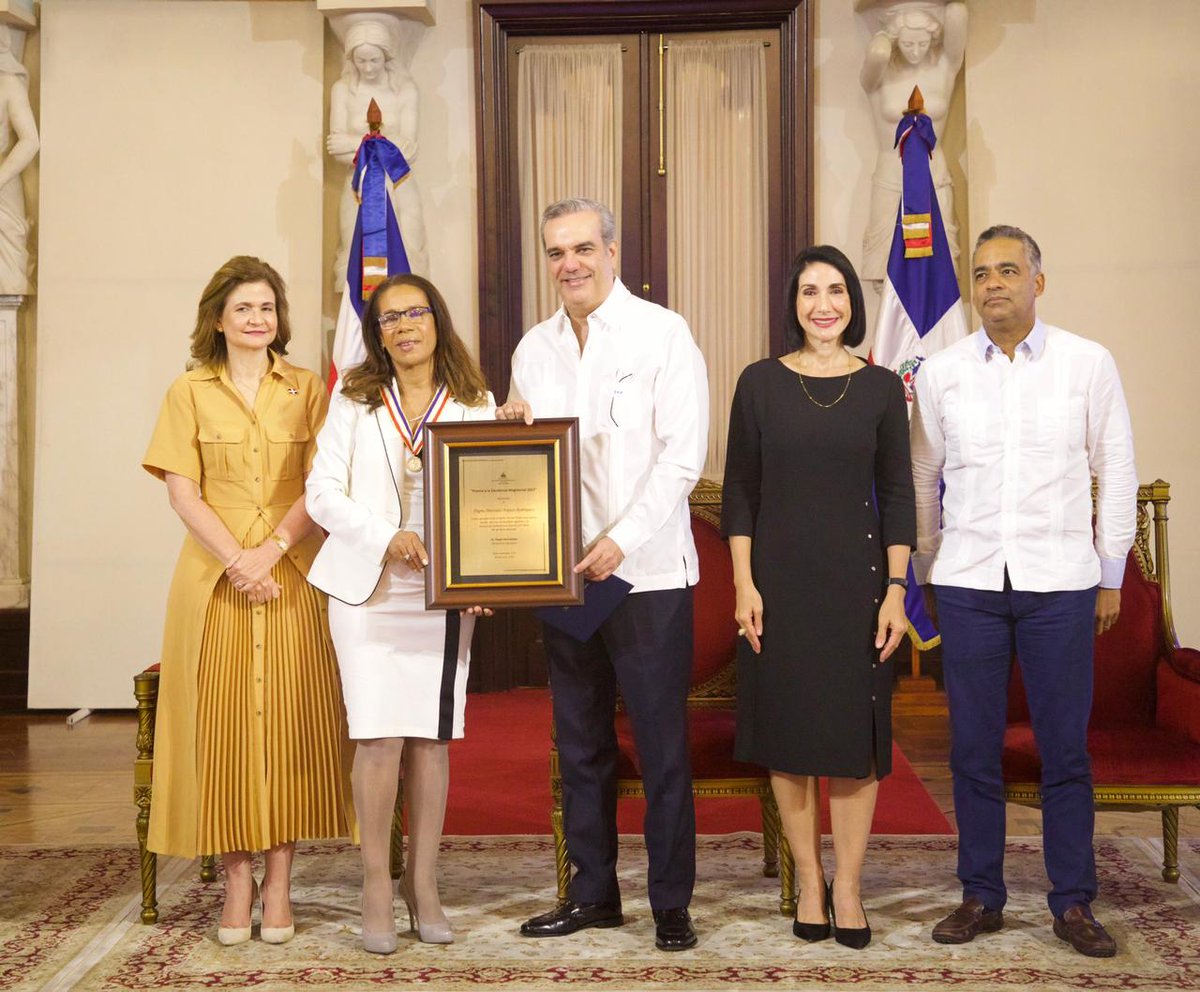 regional06lv's tweet photo. Regional de Educación 06, La Vega.
La maestra del Distrito 06-02, Constanza, Digna Mereces Franco, recibió en el Palacio Nacional "El Máximo Galardón Magisterial", con un premio de $600,000, 00.
La Directora Regional, Dra. Luz del Luciano, le  felicitó. https://t.co/qhOYzCzxcI