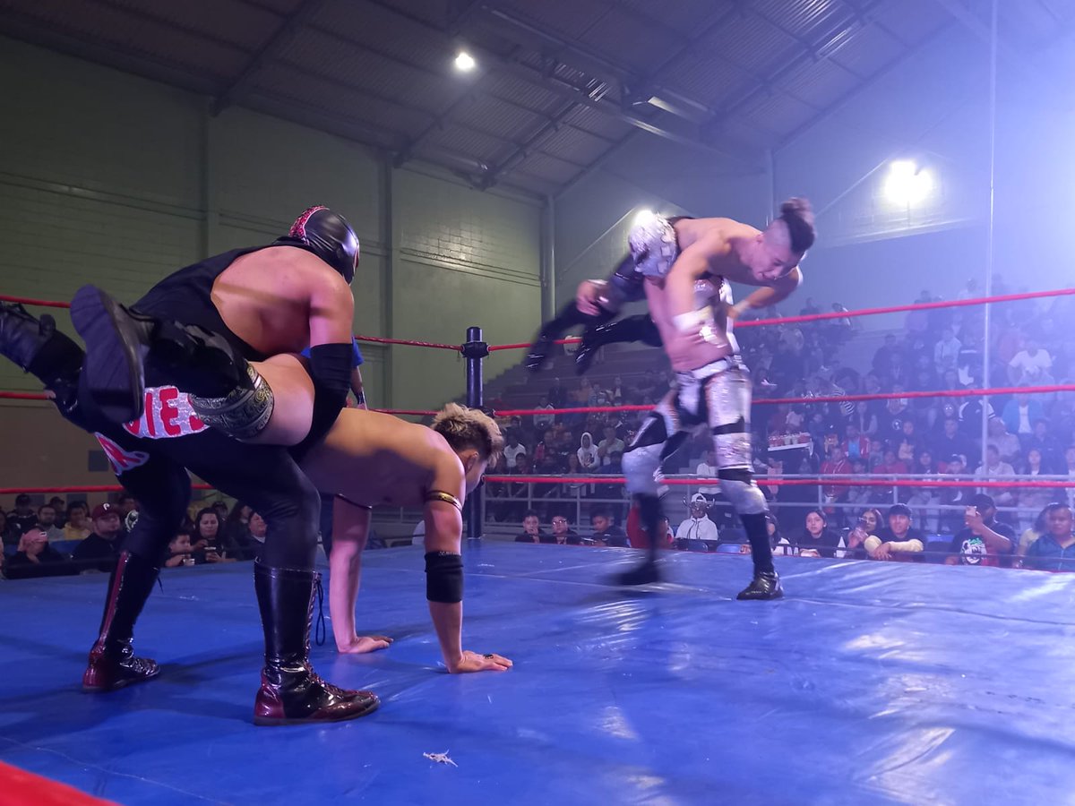 LaTijeraLucha's tweet photo. #Takuma y #Kento se logra llevar el triunfo con un faul y quitándole la máscara a #DieselJr y #4Ases respectivamente, con la complicidad del referí #PieroElInternacional, haciendo explotar de rabia a la afición de #MaxProad en el #DeportivoHermanosGaleana...
#latijeraluchalibre https://t.co/9iPu7PIrKY